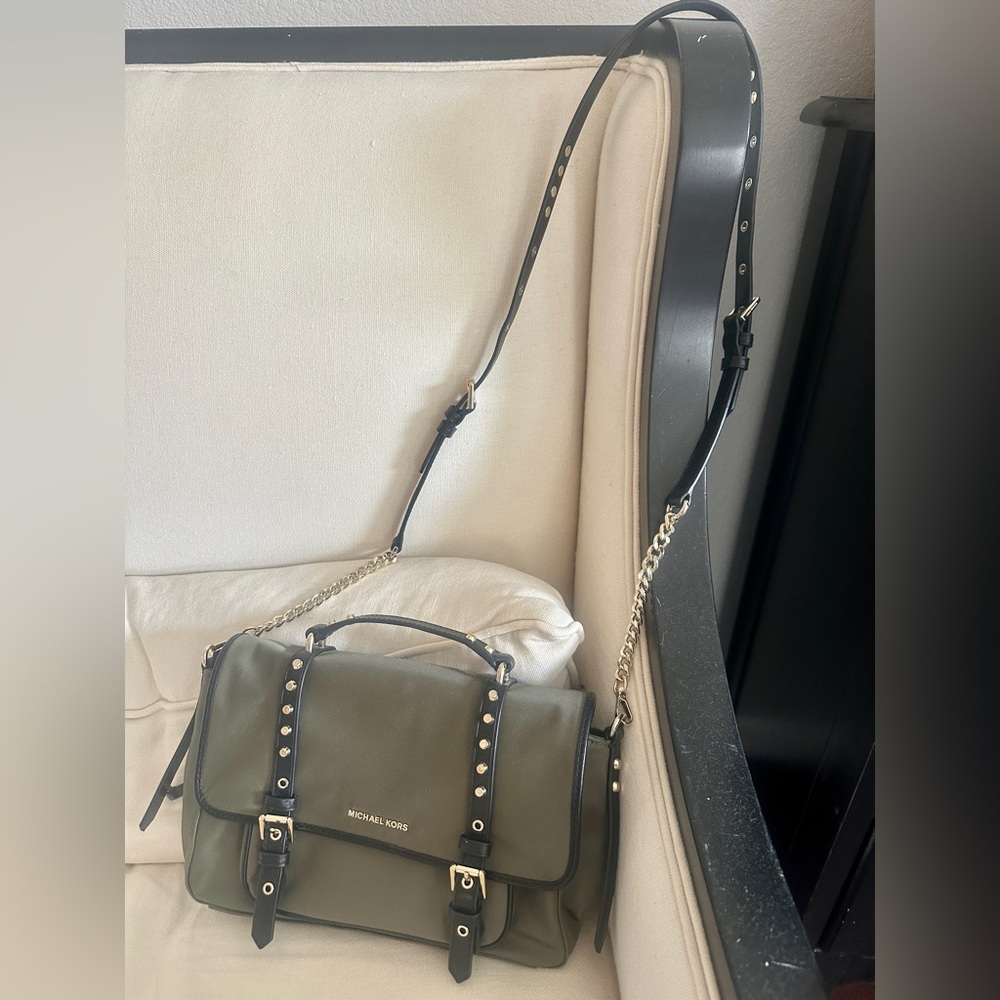 Michael Kors Leila Flap
Small Messenger Cross-body, Olive/Gold Hang bag